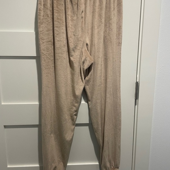 SKIMS Velour Pants with pockets - Picture 7 of 12